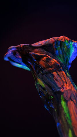 Leuchtende, orange Pilz Skulptur im UV Licht