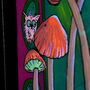 Detail aus dem surrealistischen Acrylbild „Fruchtbarkeit“: Pilze wachsen am Rand des Bildes, sie leuchten organge. Im Hintergrund sitzt ein pelziges Wesen.