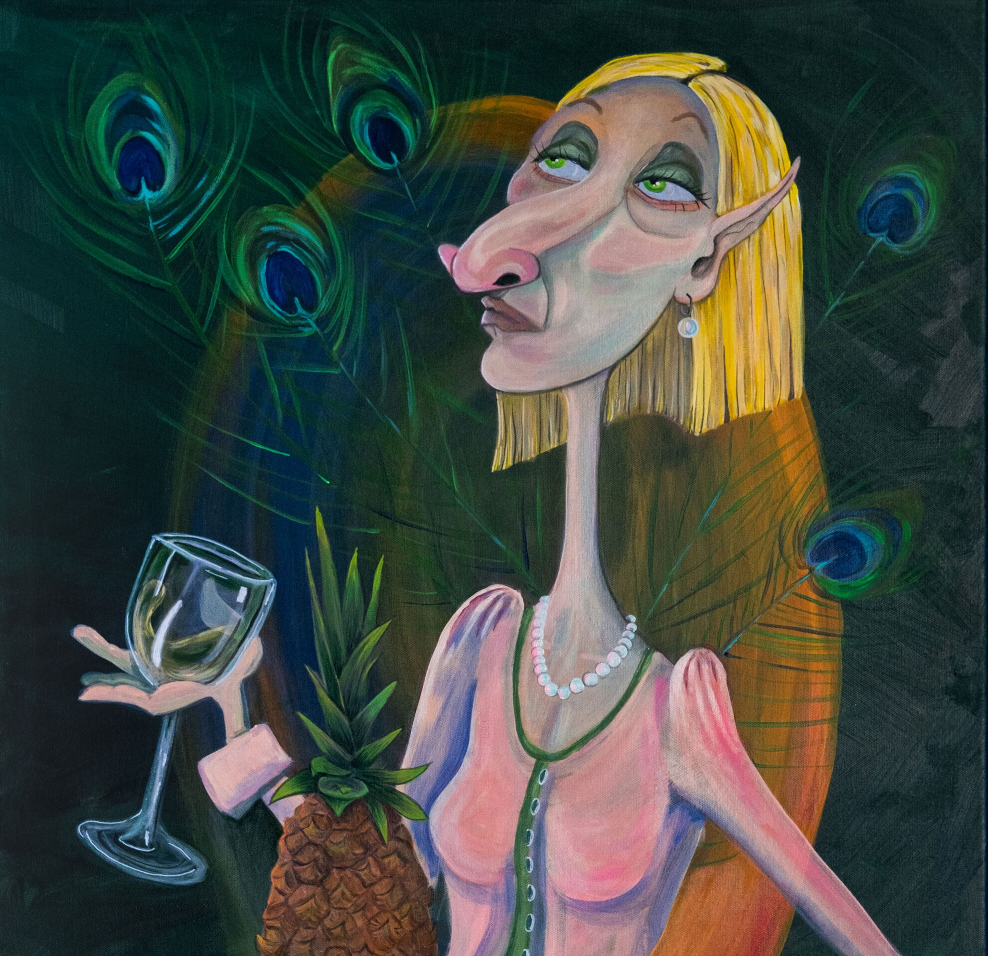 „Frau Chardonnay“ – Acrylgemälde: Elbenfrau mit blonden, kinnlangen Haaren hält eine Ananas und ein edles Weißweinglas in der Hand und schaut hochnäsig. Im Hintergrund sind schillernde Pfauenfedern zu sehen.