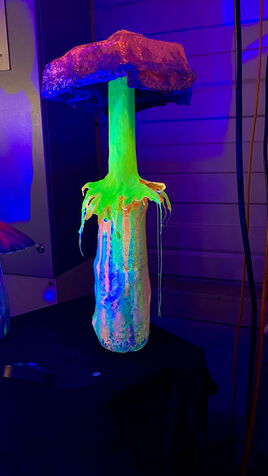 Leuchtende Pilz Skulptur im UV-Licht