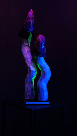 Drei leuchtende Pilz Skulptur im UV-Licht