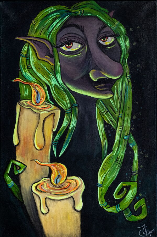 „Wella im Kerzenschein“ – Acrylgemälde: Eine Gnomenhexe mit langen grünen Haaren und leuchtenden Augen im Kerzenschein. Im Vordergrund sieht man zwei dicke gelbe Kerzen brennen, die ein mystisches Licht auf ihr Gesicht werfen.