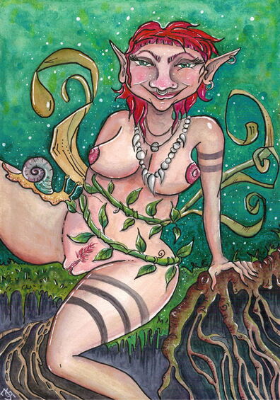 „Gaias Tochter“ – Aquarell-Illustration: Eine rothaarige Waldelfe sitztauf moosbewachsenem Boden und strahlt den Betrachter an.