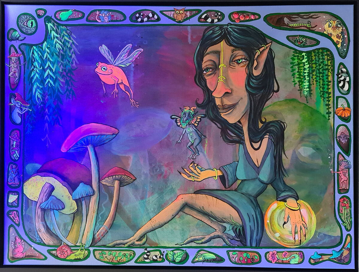 Surreales Acrylbild „Mommy Nature“ zeigt eine weibliche Naturgöttin mit Pflanzenhaar, tierischen Begleitern und wachsender Erde. Im Rahmen: Mikroorganismen, Samen, Pilze, Blüten und Gesteine. Fantasie, Biologie, Wandel und Mythologie im Comicstil vereint.